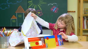 Kinder testen einen Stadtplan Kinder testen einen Stadtplan
