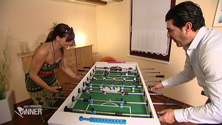 Haluks Gäste entspannen beim Kickern Haluks Gäste entspannen beim Kickern