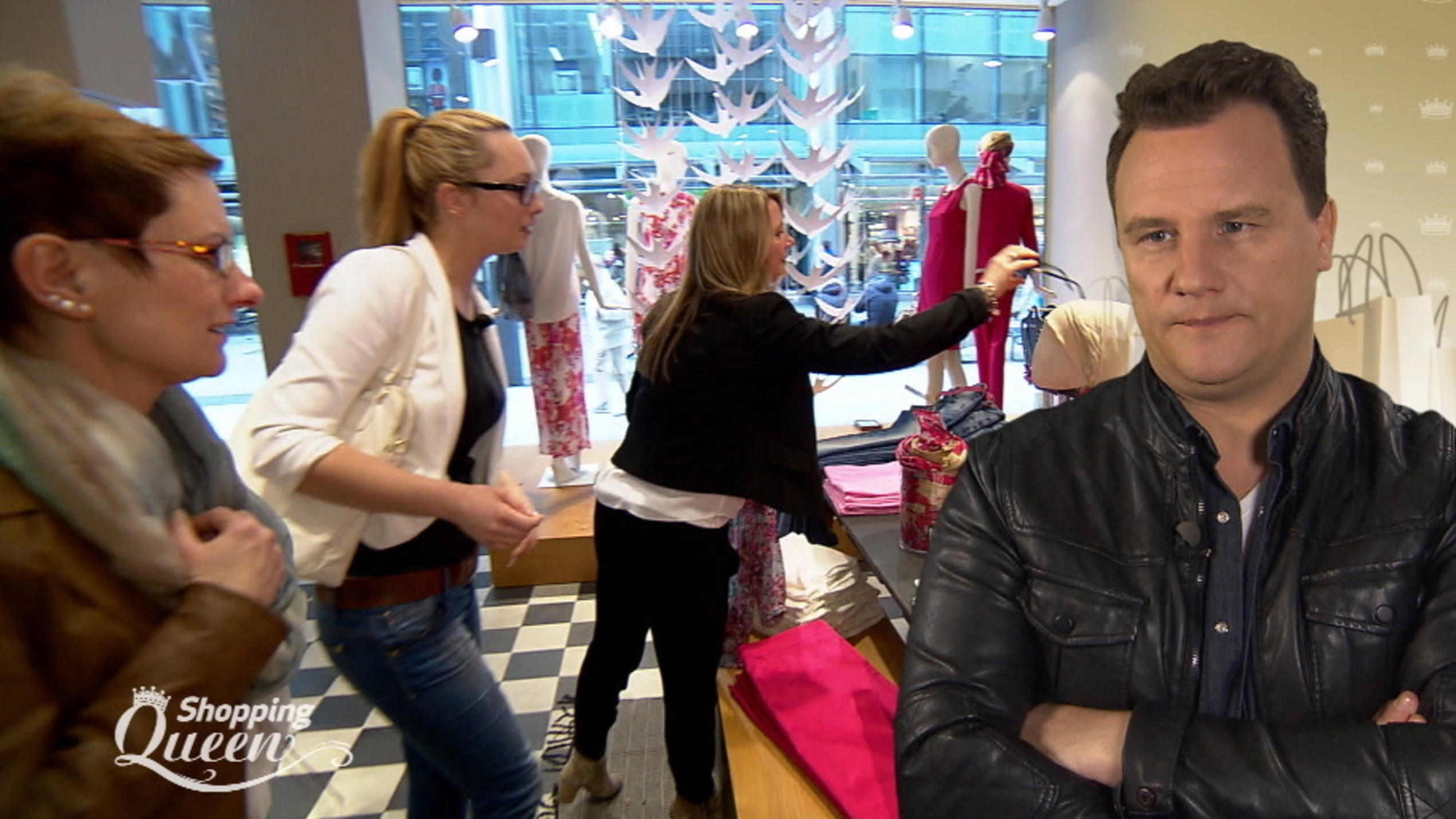 Alicja ist mit allen Outfits unzufrieden Alicja ist mit allen Outfits unzufrieden