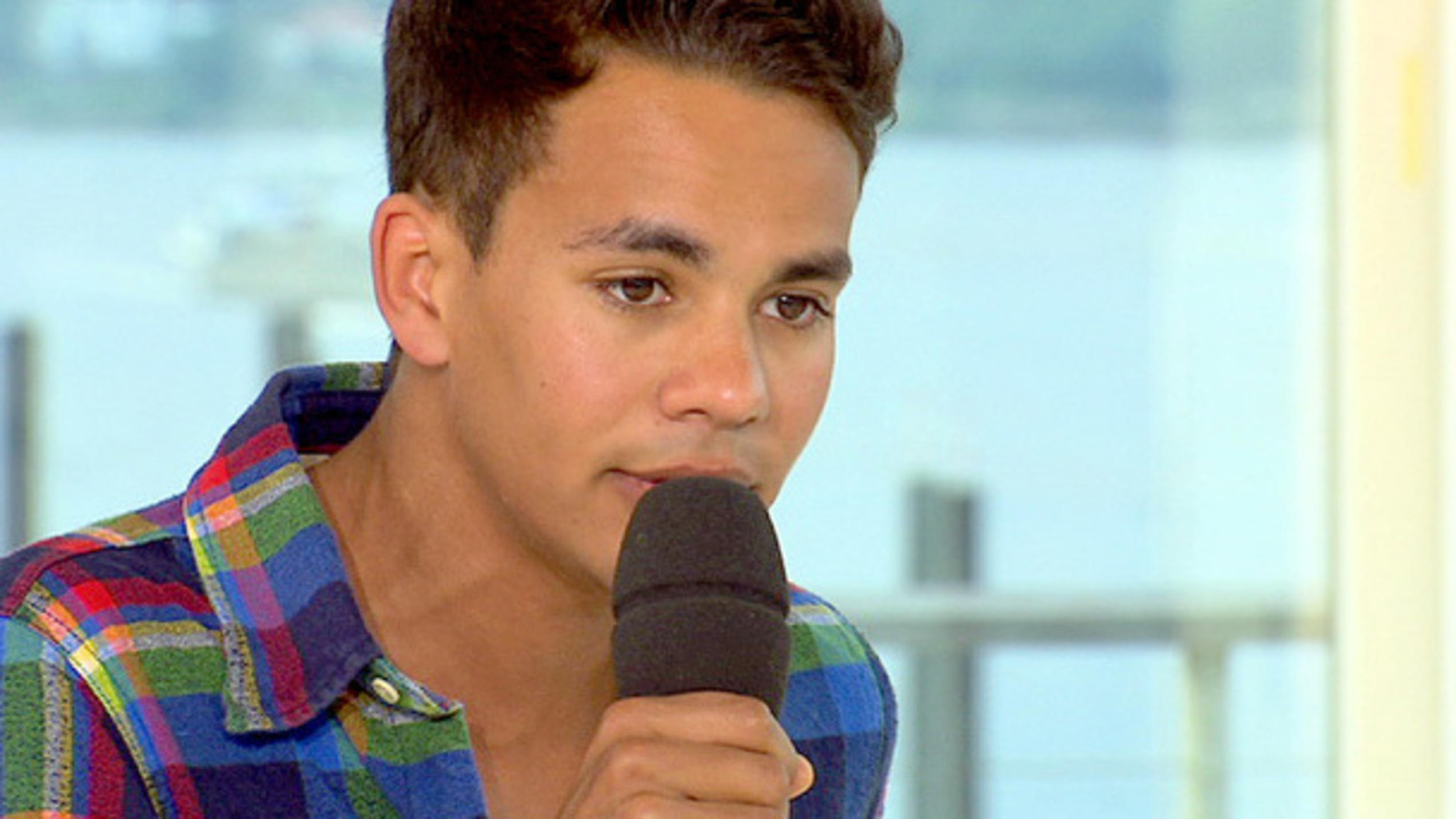 Kassim Auale singt "Loving You Is Killing Me" Kassim Auale singt "Loving You Is Killing Me"