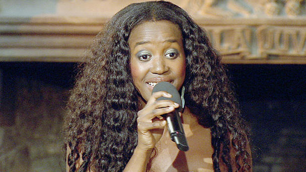 Gladys singt im Juryhaus mit viel Gefühl Gladys singt im Juryhaus mit viel Gefühl