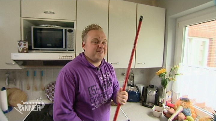 Gordon ruft per Besenstiel um Hilfe Gordon ruft per Besenstiel um Hilfe
