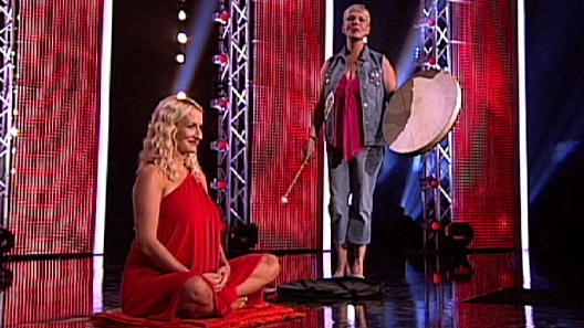 Schamanin Heike betrommelt Sarah Schamanin Heike betrommelt Sarah