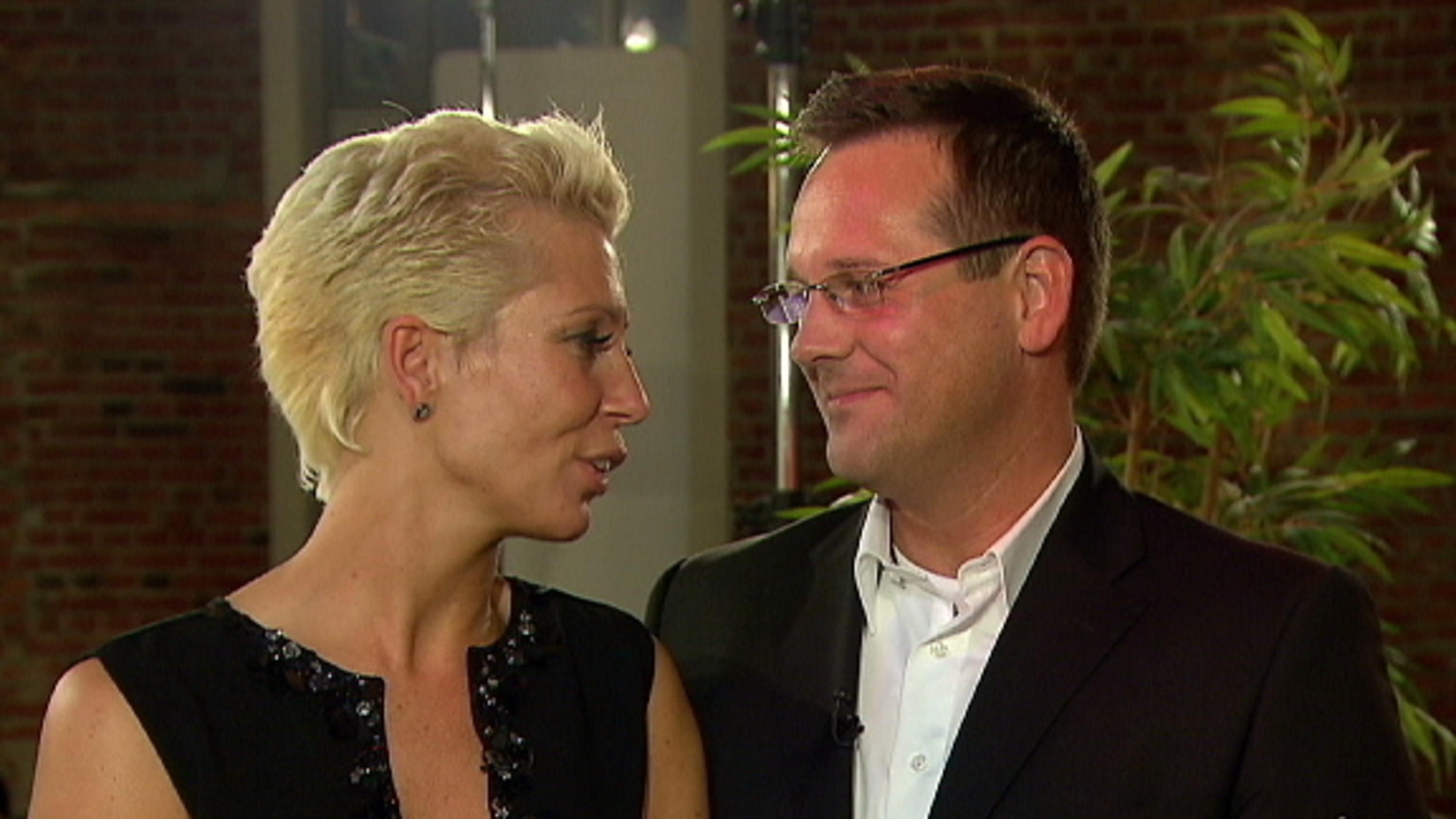 Rührende Szene: Jörg bittet Cindy um ihre Hand Rührende Szene: Jörg bittet Cindy um ihre Hand