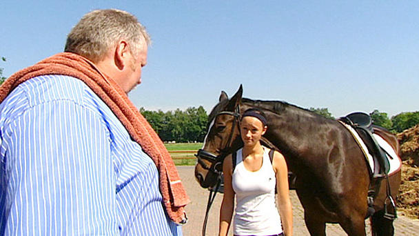 Tamme Hanken zäumt das Pferd von hinten auf Tamme Hanken zäumt das Pferd von hinten auf