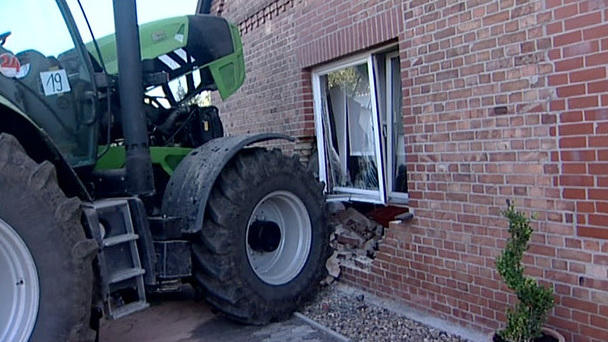 Unfallakte Schönewörde: Demolierter Traktor Unfallakte Schönewörde: Demolierter Traktor