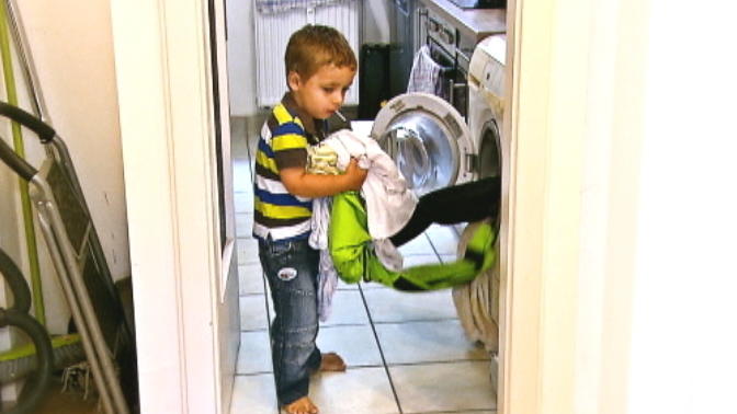 Andreas übernimmt kleine Arbeiten im Haushalt Andreas übernimmt kleine Arbeiten im Haushalt