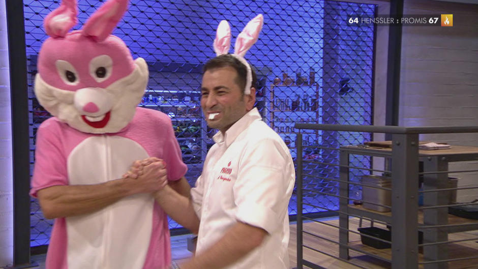 Steffen Henssler macht den Rosa-Osterhasen Steffen Henssler macht den Rosa-Osterhasen