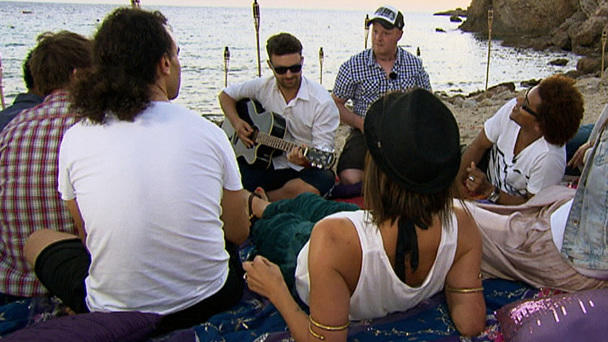 Intime Gespräche und Jam-Sessions am Strand Intime Gespräche und Jam-Sessions am Strand