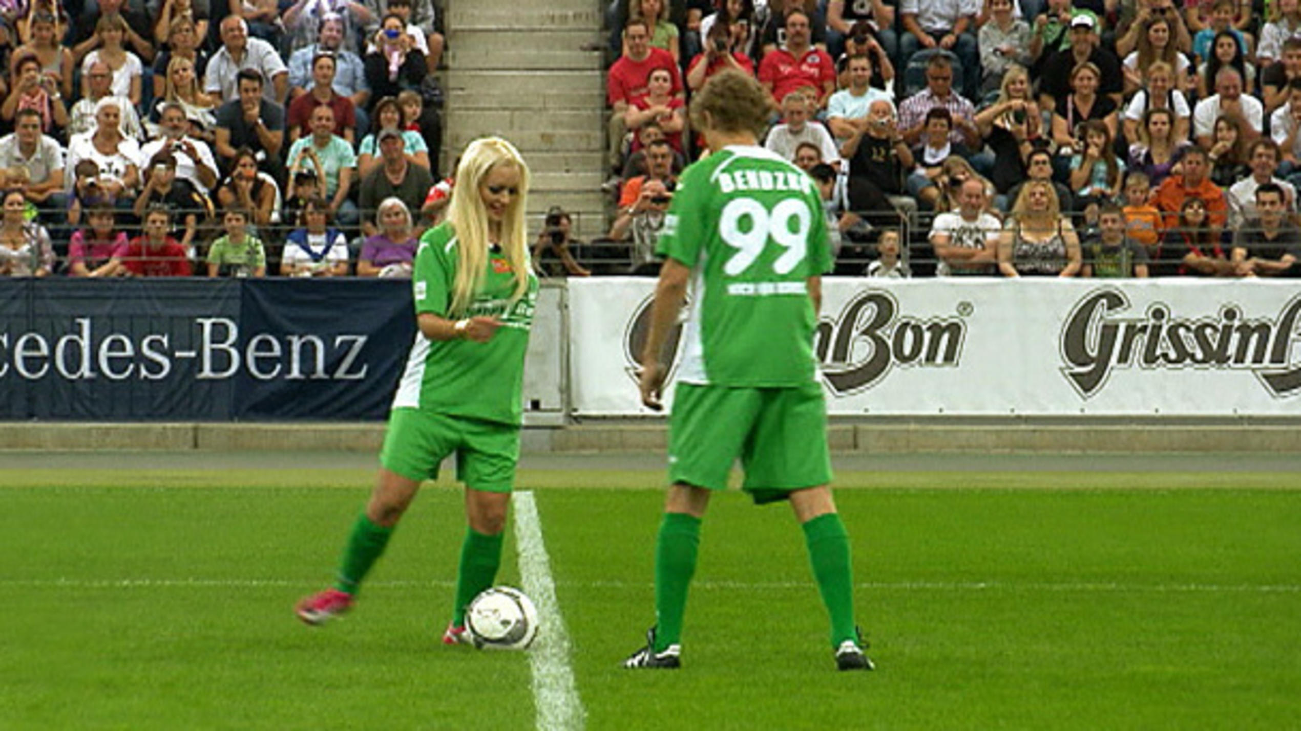 Daniela Katzenberger spielt Fußball Daniela Katzenberger spielt Fußball