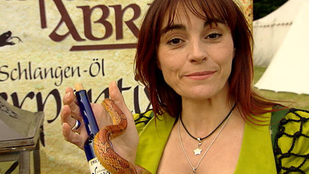Diana Eichhorn trifft einen Schlangen-Quacksalber Diana Eichhorn trifft einen Schlangen-Quacksalber