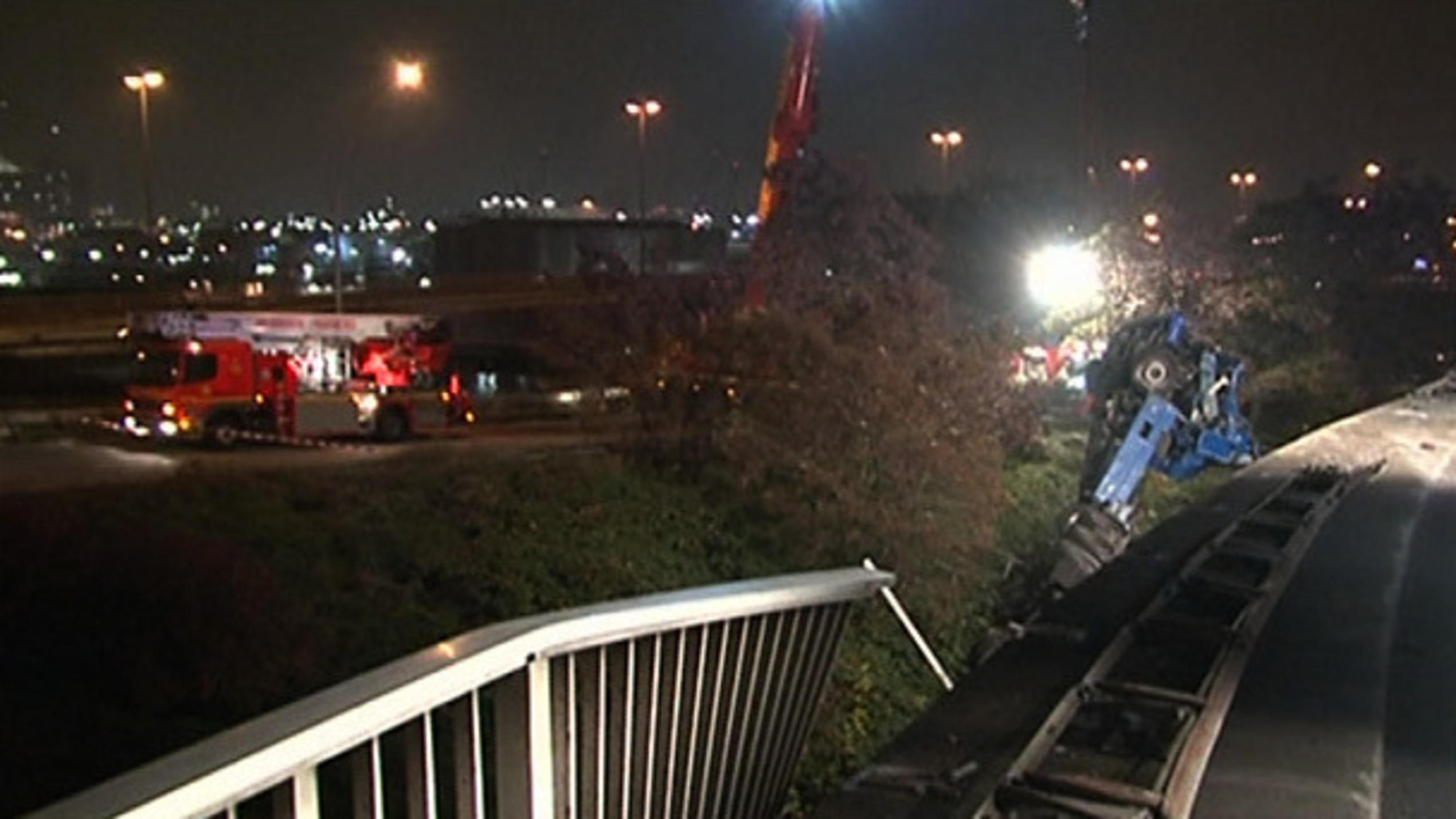 Unfallakte Hamburg: Lkw stürzt von Brücke Unfallakte Hamburg: Lkw stürzt von Brücke