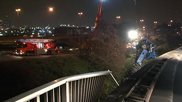 Unfallakte Hamburg: Lkw stürzt von Brücke Unfallakte Hamburg: Lkw stürzt von Brücke
