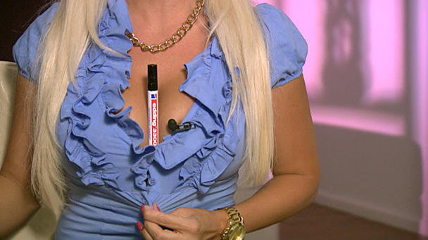 Daniela zeigt uns ihren Brust-Trick Daniela zeigt uns ihren Brust-Trick