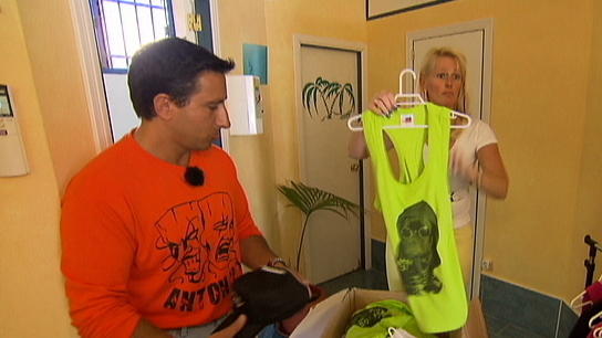 Roland und Steffi wollen "tierische" T-Shirts verkaufen Roland und Steffi wollen "tierische" T-Shirts verkaufen