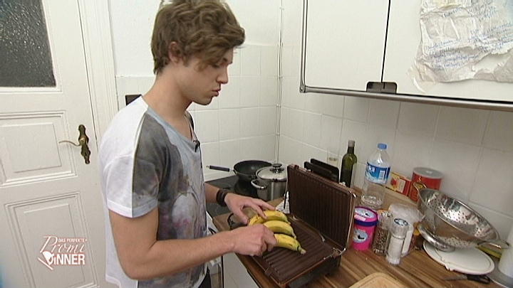 Jascha Rust malträtiert Bananen im Sandwichtoaster Jascha Rust malträtiert Bananen im Sandwichtoaster