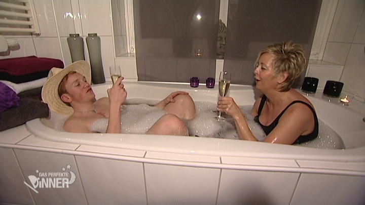 Sabine und Matthias: Nach dem Dinner in die Wanne! Sabine und Matthias: Nach dem Dinner in die Wanne!