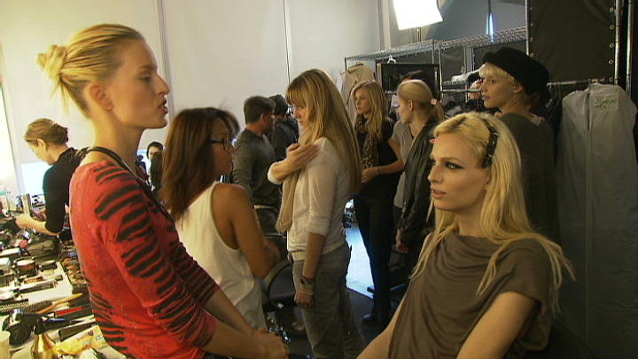 Karolína Kurkóva mit Model Andrej Pejic Karolína Kurkóva mit Model Andrej Pejic
