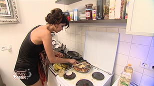 Micaela Schäfer und der missglückte Bananenfladen Micaela Schäfer und der missglückte Bananenfladen