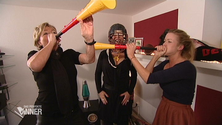 Henny und Sina blasen die Vuvuzela Henny und Sina blasen die Vuvuzela