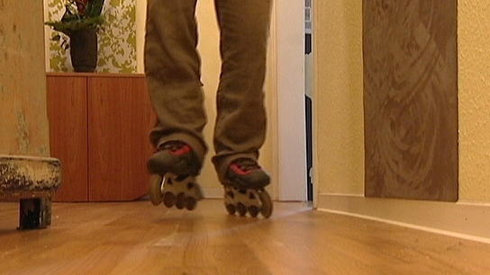Mit Inlinern durch die Wohnung Mit Inlinern durch die Wohnung