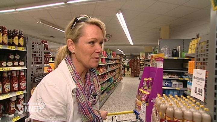 Petra macht sich an die Dinner-Vorbereitungen Petra macht sich an die Dinner-Vorbereitungen