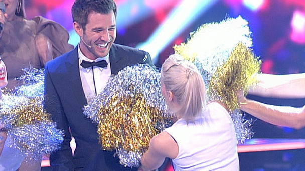 Jury & Kandidaten bringen Jochen ein Ständchen Jury & Kandidaten bringen Jochen ein Ständchen