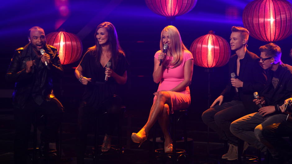 Sarah performt mit ihren Kandiaten "Crazy" Sarah performt mit ihren Kandiaten "Crazy"