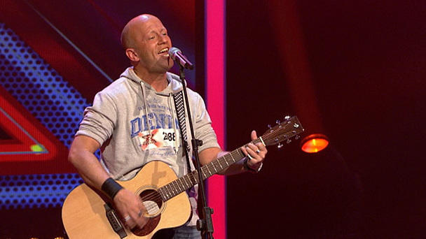 Oliver singt eigene Version von U2-Song Oliver singt eigene Version von U2-Song