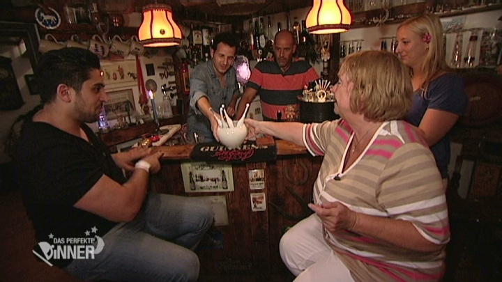 Zahnbürsten-Roulette in Lisas Partykeller Zahnbürsten-Roulette in Lisas Partykeller