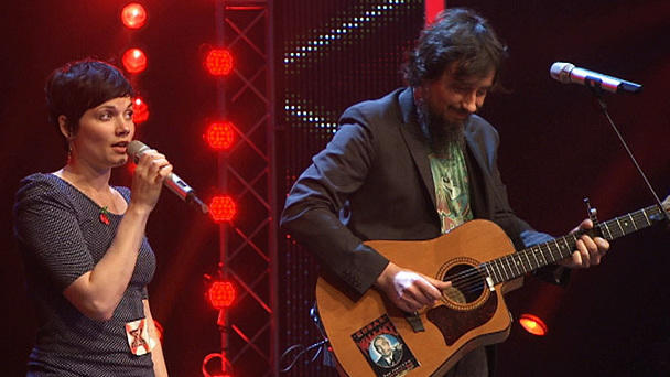Mrs. Greenbird begeistern mit "Too Close" Mrs. Greenbird begeistern mit "Too Close"