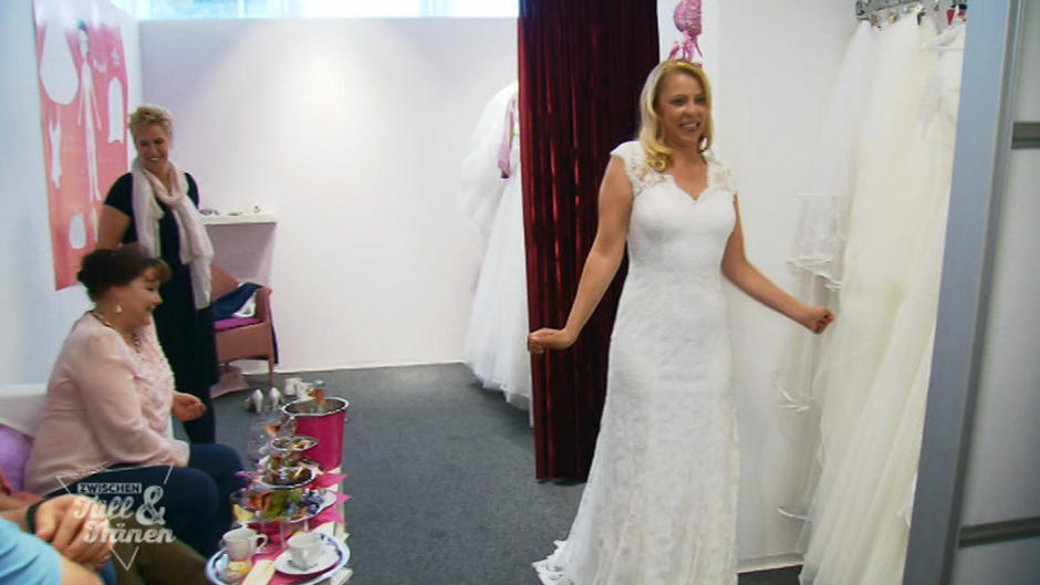 Saskia möchte in ihrem Kleid besonders ihrem Vater gefallen Saskia möchte in ihrem Kleid besonders ihrem Vater gefallen