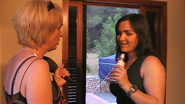 Fabienne studiert mit ihrer Mutter eine Choreografie ein Fabienne studiert mit ihrer Mutter eine Choreografie ein