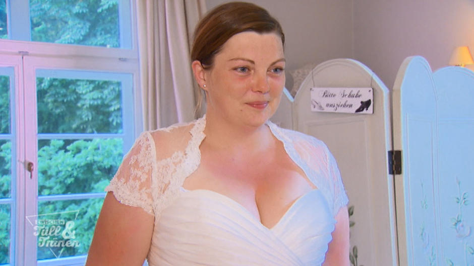 Bereits das erste Kleid lässt Nadine strahlen Bereits das erste Kleid lässt Nadine strahlen