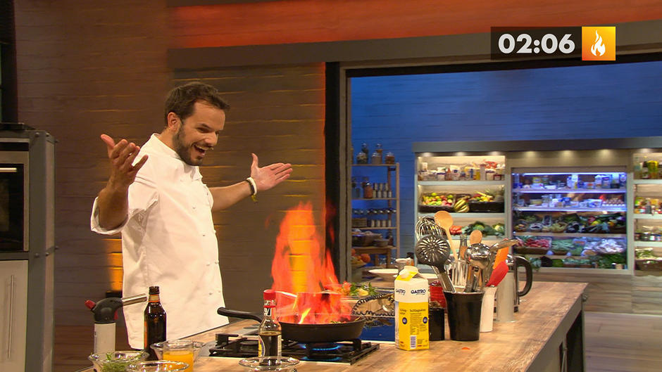 Steffen Henssler flambiert den Improgang Steffen Henssler flambiert den Improgang