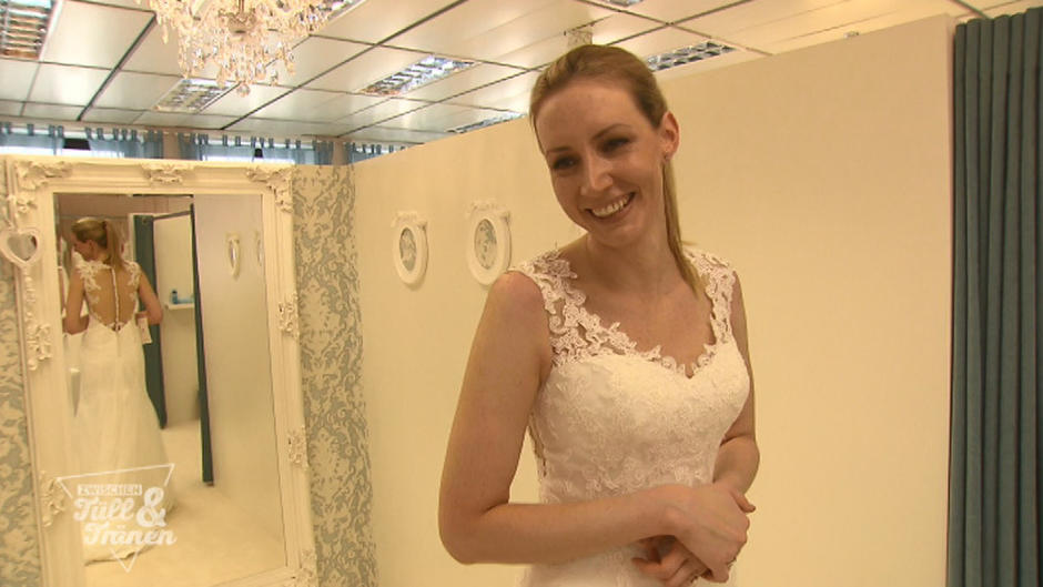 Wird sie ein ausreichend langes Kleid finden? Wird sie ein ausreichend langes Kleid finden?