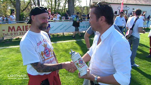 Lothar Matthäus macht einen Fan glücklich Lothar Matthäus macht einen Fan glücklich