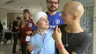 Backstage: Hugo wacht auf Backstage: Hugo wacht auf