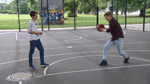 Nick zeigt Timur seine Basketball-Skills Nick zeigt Timur seine Basketball-Skills