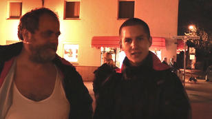 So geht Tim am Set mit der Beinprothese um So geht Tim am Set mit der Beinprothese um