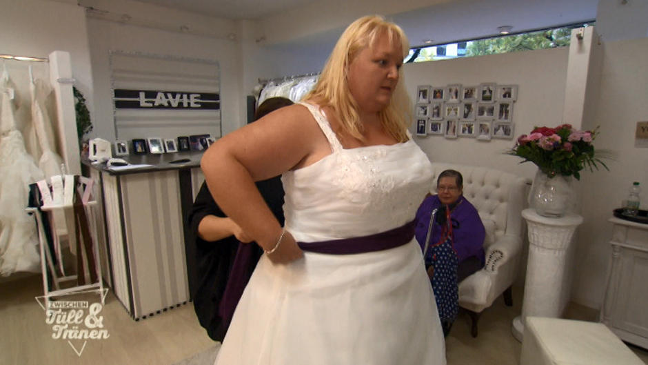 Daniela will ein Kleid in Weiß-Lila Daniela will ein Kleid in Weiß-Lila