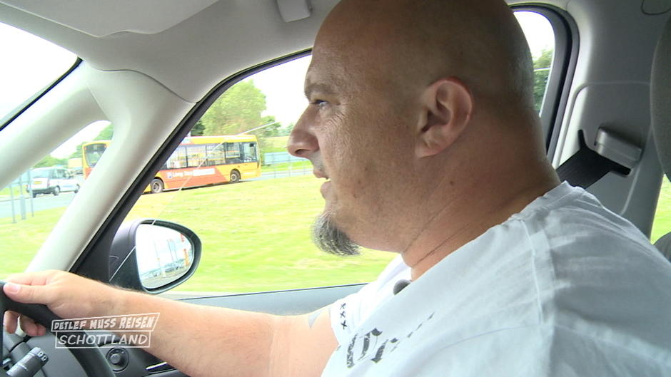 Detlef baut im Linksverkehr fast einen Unfall Detlef baut im Linksverkehr fast einen Unfall