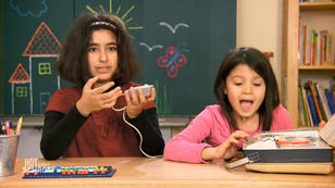 Kinder testen Analoges Tonband-Gerät Kinder testen Analoges Tonband-Gerät