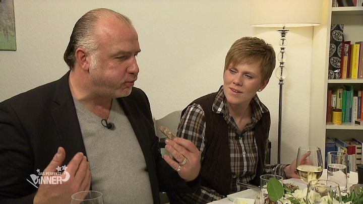Piercing- und Tattoo-Enthüllungen beim Dinner Piercing- und Tattoo-Enthüllungen beim Dinner