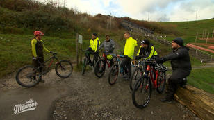 Steffi Marth erklärt den Jungs das Mountainbike Steffi Marth erklärt den Jungs das Mountainbike