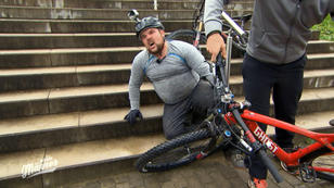 Michael verletzt sich beim Mountainbike-Training Michael verletzt sich beim Mountainbike-Training
