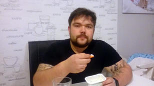 Michael zieht den neuen Ernährungsplan durch Michael zieht den neuen Ernährungsplan durch