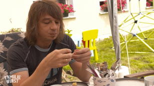 Michael beichtet seiner Familie den Umzugsplan Michael beichtet seiner Familie den Umzugsplan