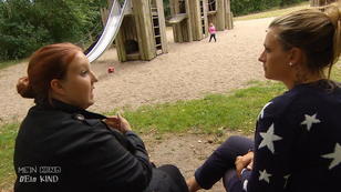 Auf dem Spielplatz ist Amelie auf sich allein gestellt Auf dem Spielplatz ist Amelie auf sich allein gestellt