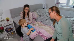 Amilijo schläft mit Mama und Papa in einem Bett Amilijo schläft mit Mama und Papa in einem Bett
